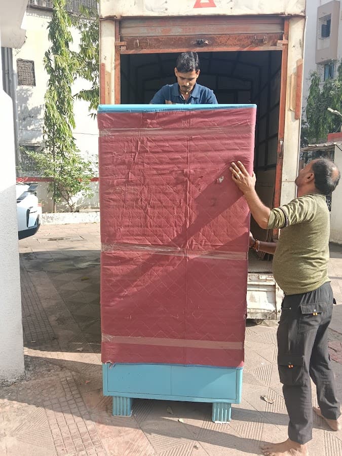 Arya Packers and Movers - Expert team at work